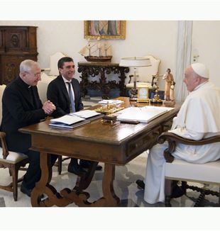 Монс. Ф. Санторо и Д. Проспери на личной аудиенции у папы Франциска, 15 января 2024 г. Фото: Vatican Media/Catholic Press Photo