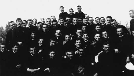 Групповое фото семинаристов (Джуссани в центре). Венегоно, 1945 © Archivio personale Livia Giussani; Fraternità di CL