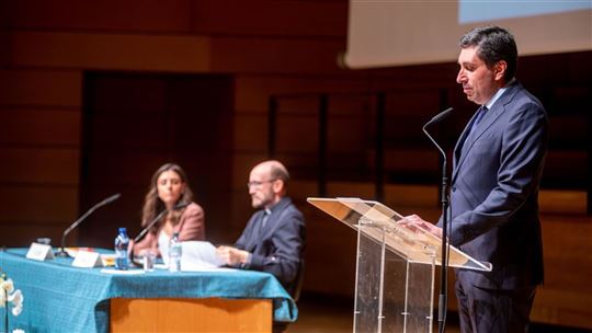 Давиде Проспери открывает презентацию в Театре Даль Верме (Фото: Pino Franchino/Fraternità CL)