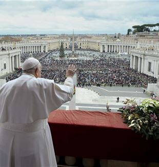 Папа благословляет народ в день Рождества Христова. Фото: Vatican Media/Catholic Press Photo