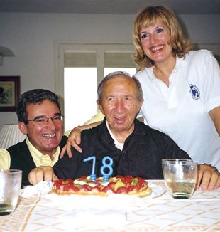 Каррас и его жена Йоне с отцом Джуссани в его 78-й день рождения. Фото: архив Братства «Общения и освобождения»