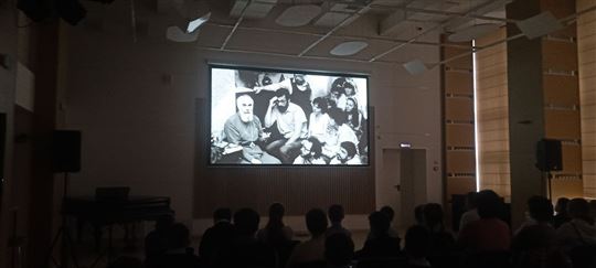 Посетители выставки могли также посмотреть фильм «Тайна присутствия», снятый к двадцатилетию со дня кончины владыки