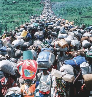 Тутси бегут из Руанды в Заир после начала резни 1994 года. Фото: akg-images/Guenay Ulutuncok/Mondadori Portfolio