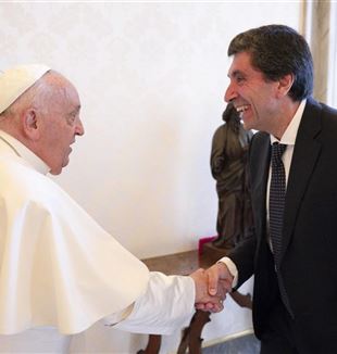 Давиде Проспери приветствует Святейшего Отца. Фото: Vatican Media/Catholic Press Photo