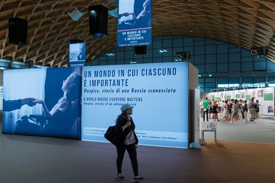 Вход на выставку о российских хосписах «Мир, в котором каждый важен». Фото: Meeting Rimini