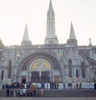 Лурд, 17 октября 1992 г. Евхаристическая процессия на паперти базилики Св. Розария. Фото: Anna Ascione/Братство «Общения и освобождения»