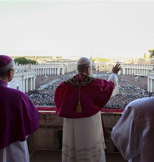 Папа Лев XIV приветствует верных на площади Св. Петра. Фото: Ansa/Vatican Media