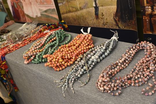 Бусы, сделанные женщинами из Кампалы. Фото: Ольга Дубягина