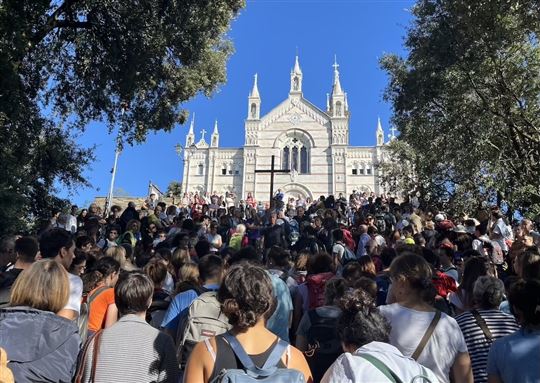 Молодежь в паломничестве к санктуарию Монталлегро, которое ежегодно совершается в память о Марко