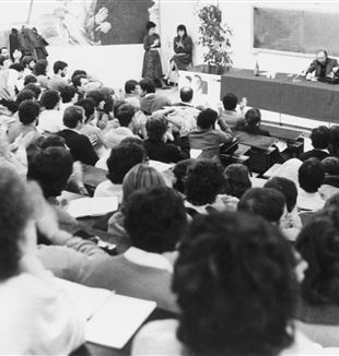 Отец Джуссани на встрече со студентами, 1980-е гг. Фото: Братство «Общения и освобождения» / Federico Brunetti