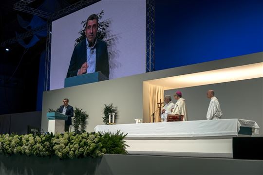 Приветствие Давиде Проспери в конце мессы. Фото: Roberto Masi / Братство «Общения и освобождения»