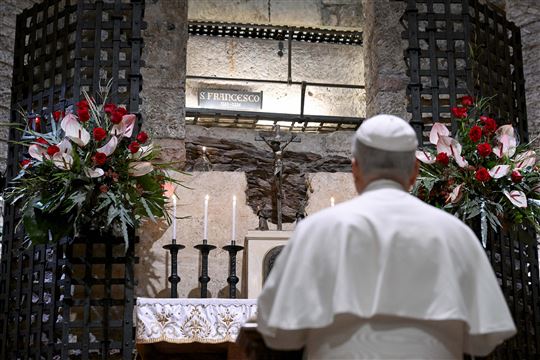 Лев XIV молится на коленях перед могилой святого Франциска Ассизского, 20 ноября 2025 года. Фото: Vatican Media / Catholic Press Photo